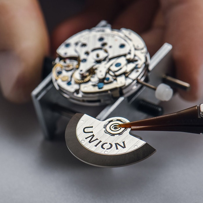 Rotor wird in ein Uhrwerk eingesetzt.